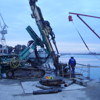 Perforaciones en rehabilitación de muelle