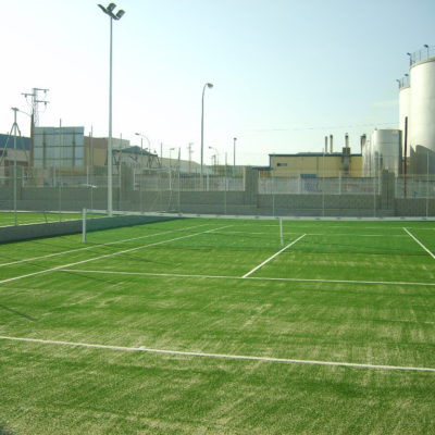 Pista de tenis en césped artificial